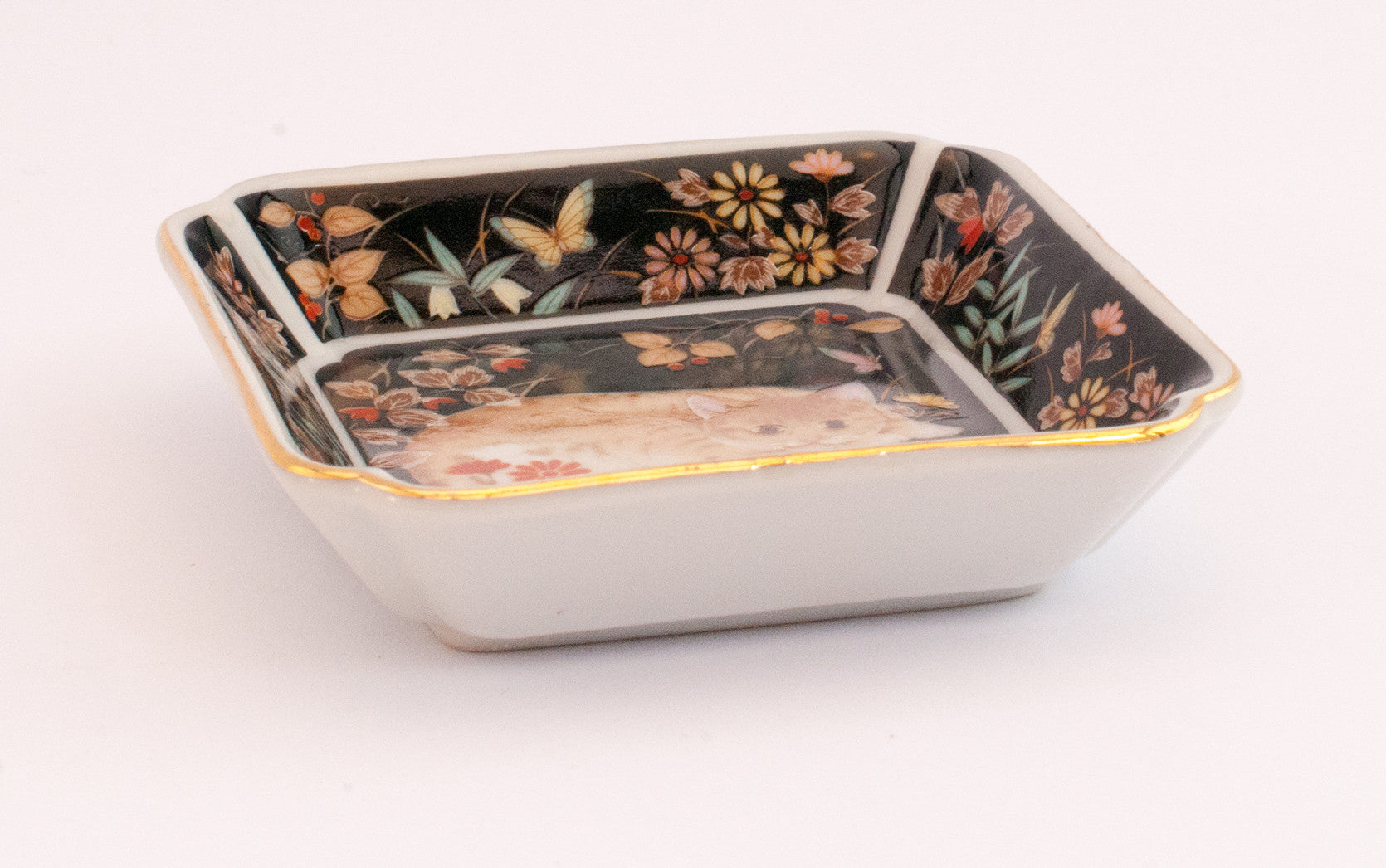A Japanese porcelain dish, with cat amongst flowers portrait, gold gil –  Katoomie